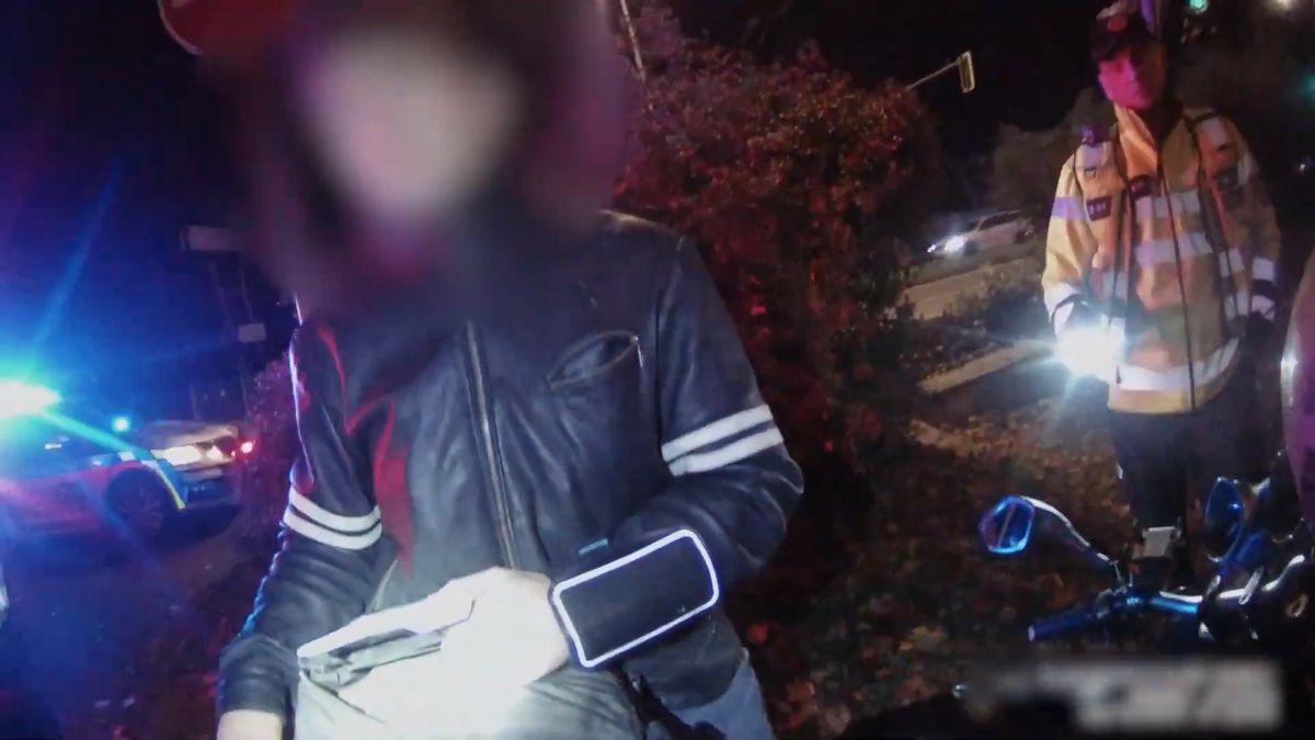 Motorkář se zákazem řízení kličkoval Brnem, motorku mu policisté odtáhli